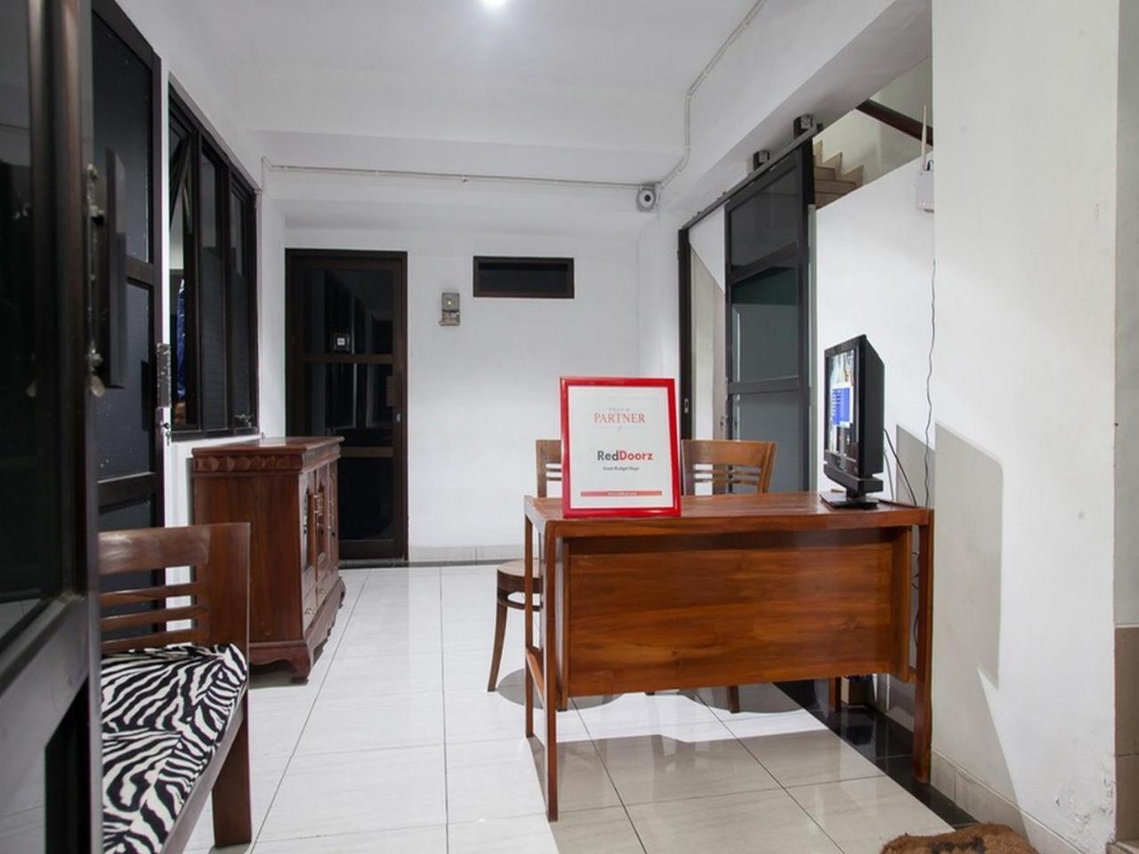 เรดดอร์ซ ชาเรียะห์ เนียร์ ดีบีแอล อารีนา 2 Hotel สุราบายา ภายนอก รูปภาพ